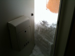 雪でドアが開かない