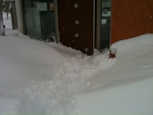 医院入口もすごい雪